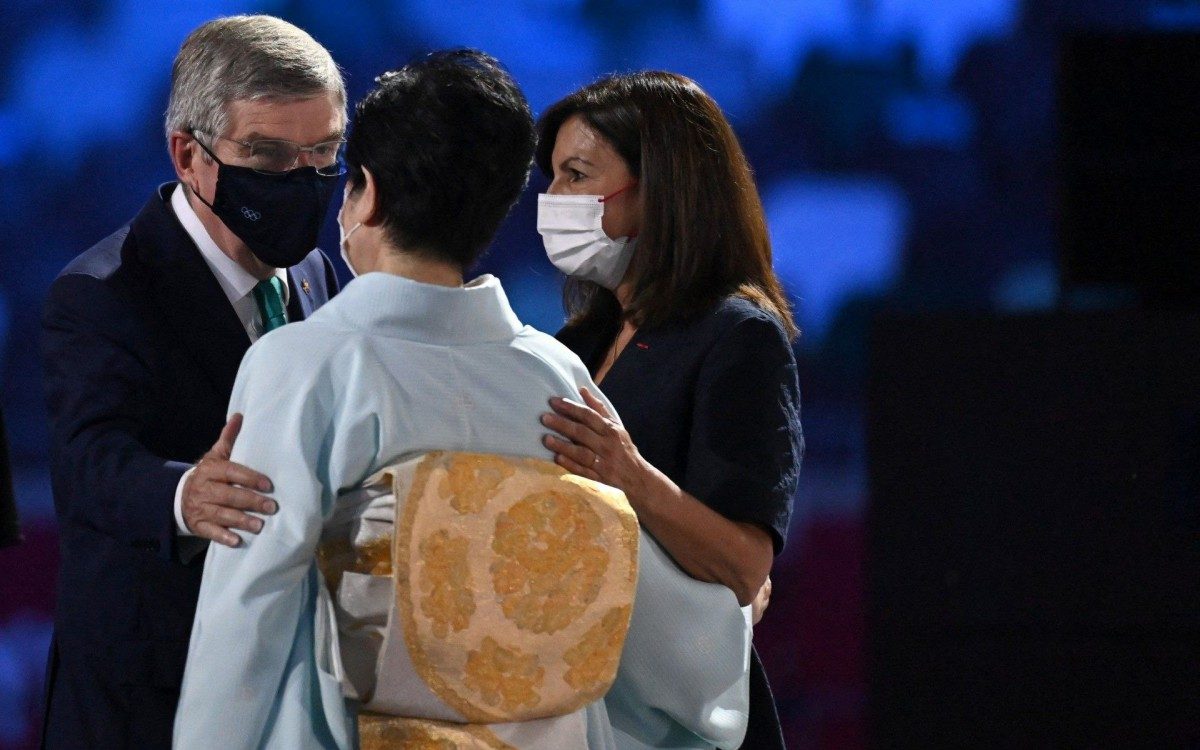 (From L) President of the International Olympic Committee (IOC) Thomas Bach, Tokyo's governor Yuriko Koike and Paris mayor Anne Hidalgo attend the closing ceremony of the Tokyo 2020 Olympic Games, on August 8, 2021 at the Olympic Stadium in Tokyo. (Photo by Daniel LEAL-OLIVAS / AFP)