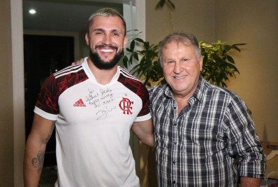 Arthur se emociona ao realizar sonho de conhecer Zico: 'Obrigado por tudo'