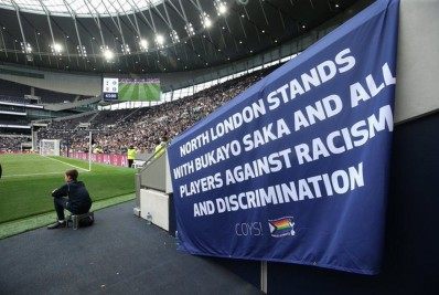 Em clássico amistoso, torcida do Tottenham ovaciona Bukayo Saka, vítima de racismo após revés da Inglaterra na Eurocopa
