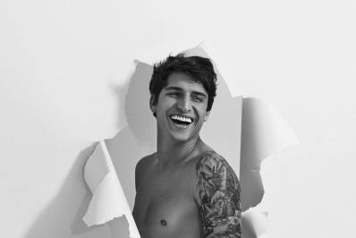 Felipe Prior posa para revista completamente nu