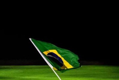 Durante encerramento dos Jogos Olímpicos, Rebeca Andrade diz que realizou 'sonho' de ser porta-bandeira do Brasil