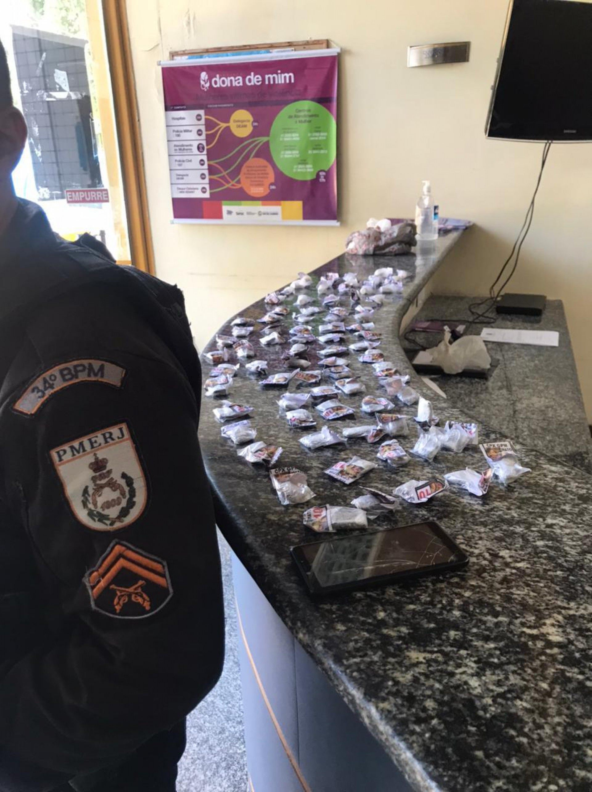 Pol&iacute;cia prende homem por tr&aacute;fico de drogas, em Guapimirim