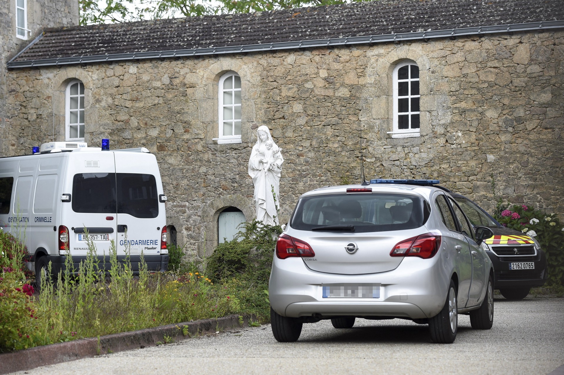 Padre é assassinado por homem que ateou fogo em catedral no oeste da França