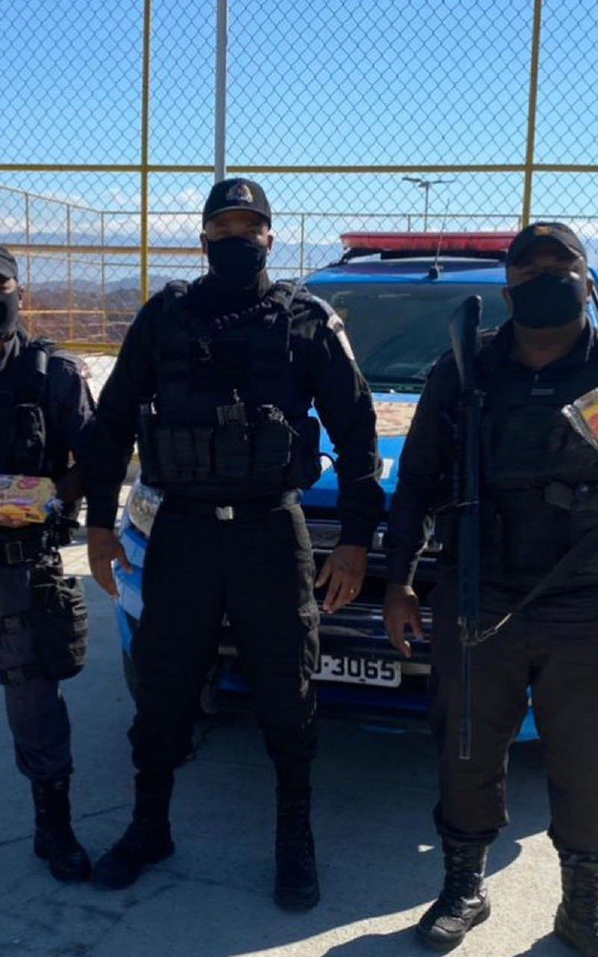 Os policiais militares com as caixas de bombons recebidas no Dia dos Pais