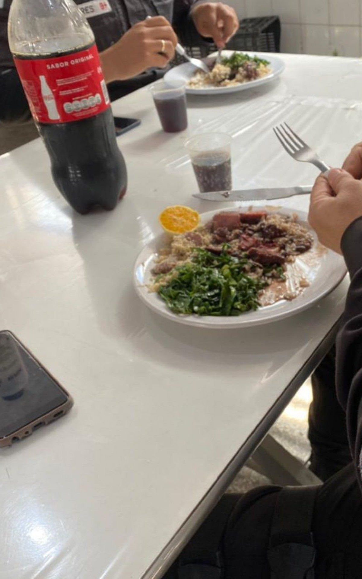 Os policiais militares de servi&ccedil;o desfrutaram de uma deliciosa feijoada no almo&ccedil;o do Dia dos Pais