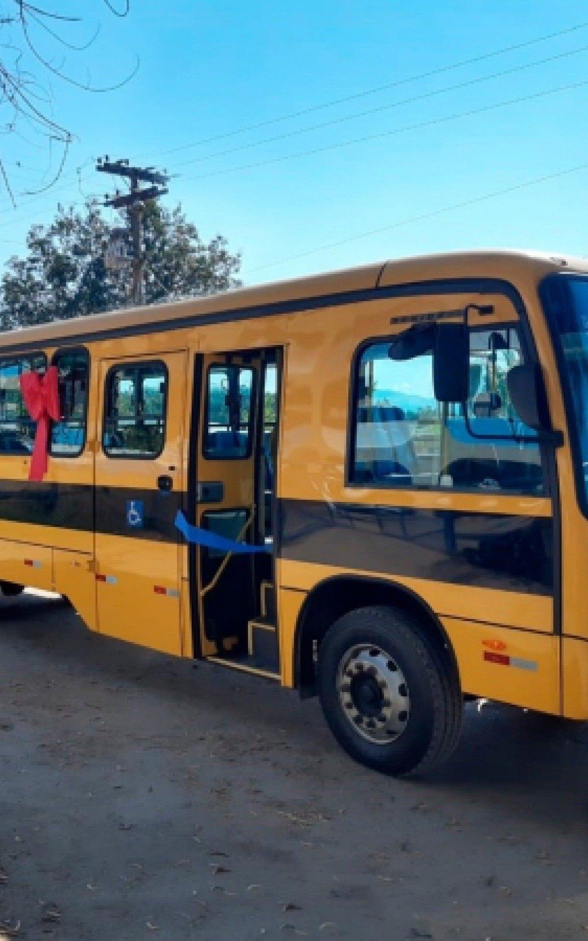 Escola municipal de Duque de Caxias ganha &ocirc;nibus escolar