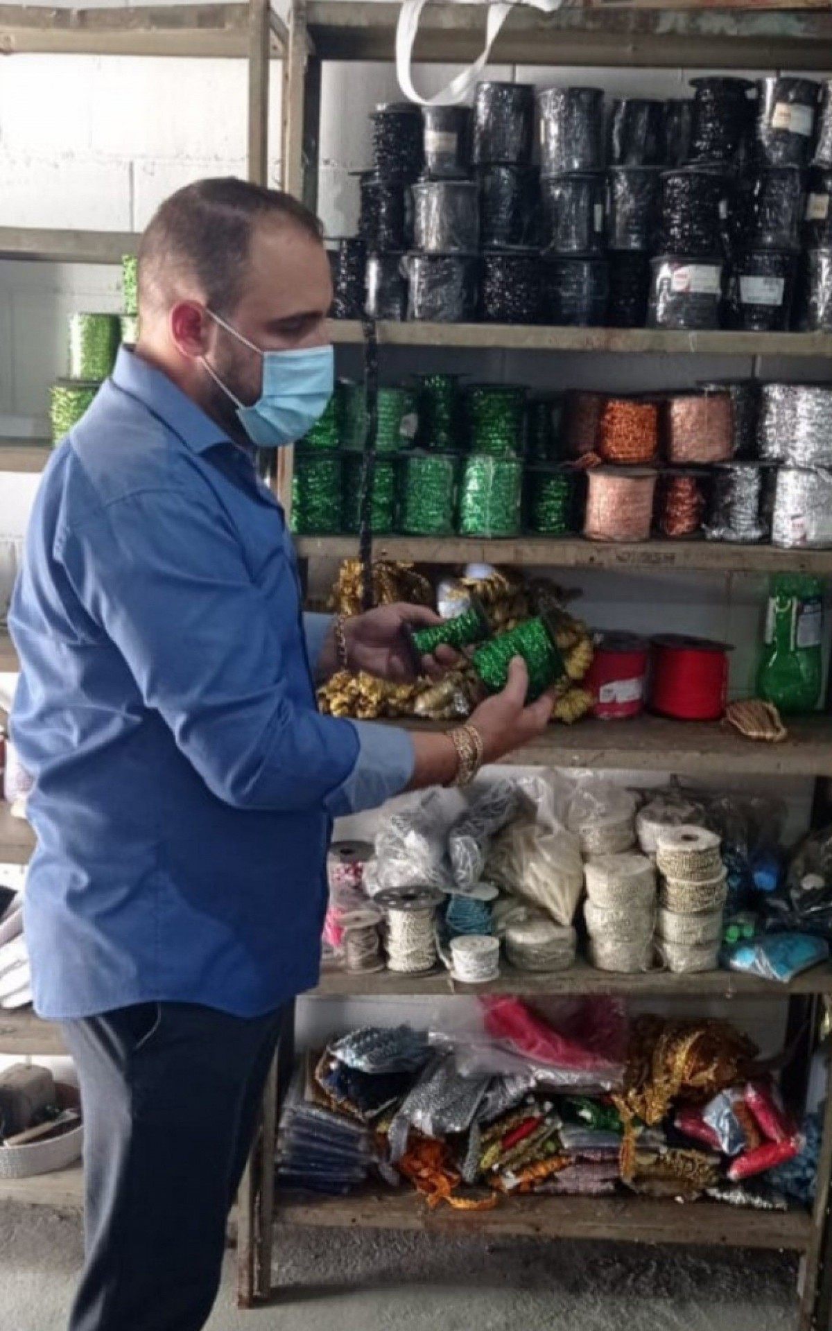 Dr. Santoro acompanhando a confec&ccedil;&atilde;o das fantasias da Inocentes de Belford Roxo