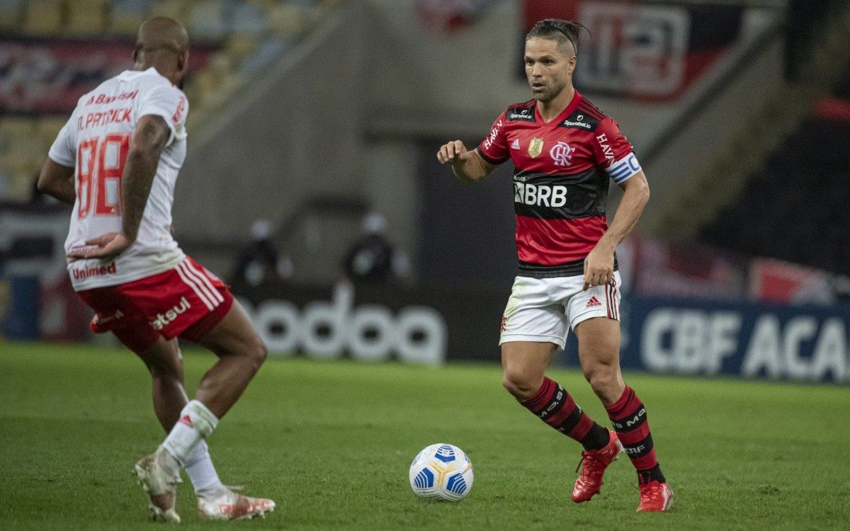 Meia Diego Ribas em ação pelo Flamengo