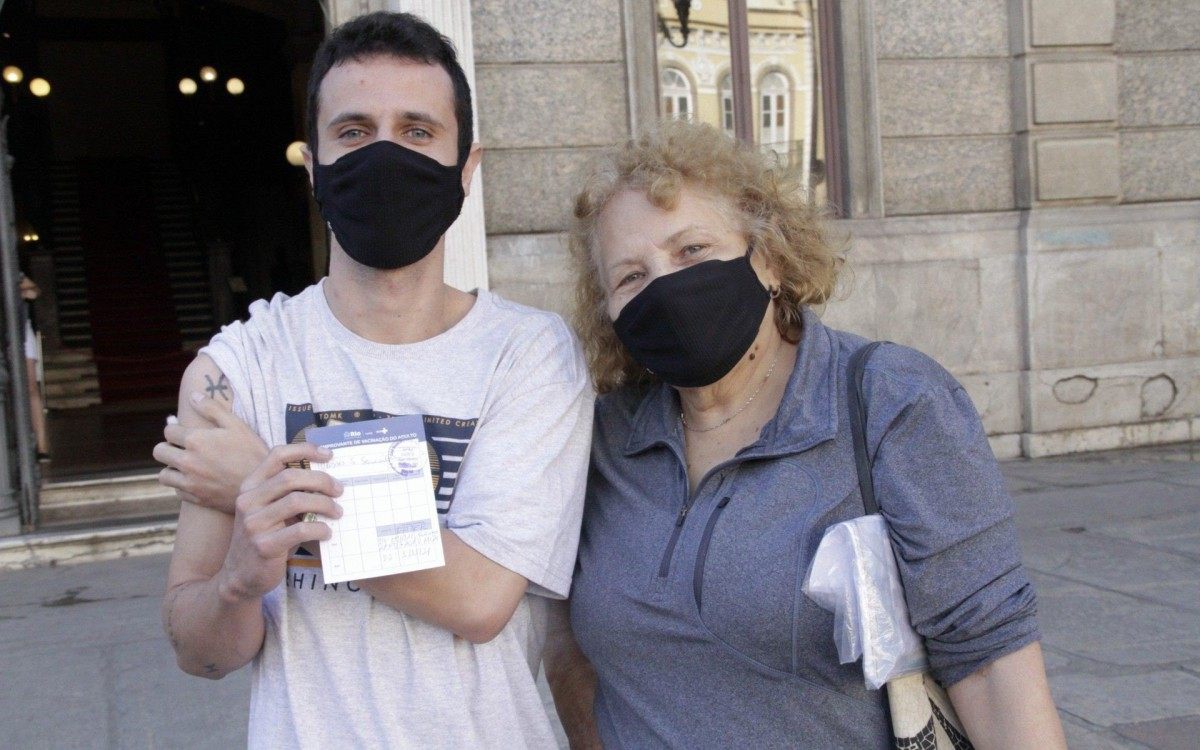 Vacina&ccedil;&atilde;o de Jovens de 26 anos no Rio, Centro Municipal de Saude Manoel Jose Ferreira no Catete, na foto Ulisses Siqueira 26 anos e sua tia Leci Siqueira, nesta segunda (09)