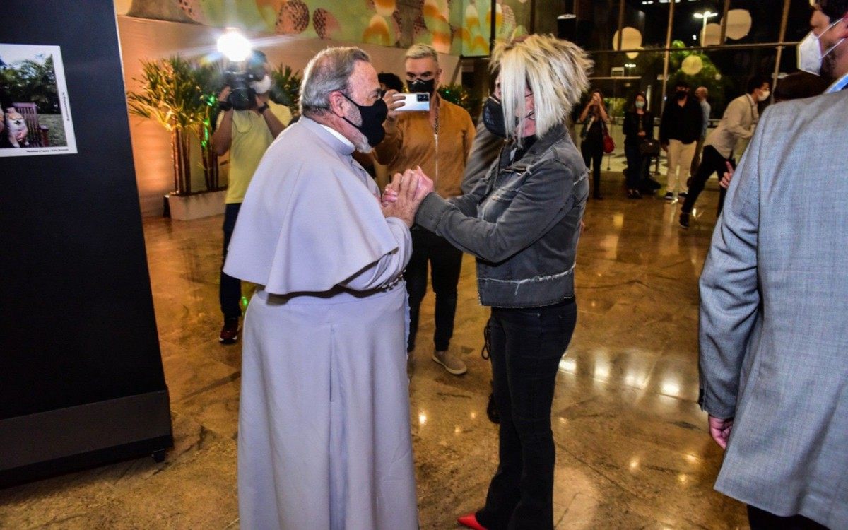 Exposi&ccedil;&atilde;o com curadoria de Ana Maria Braga re&uacute;ne famosos em SP