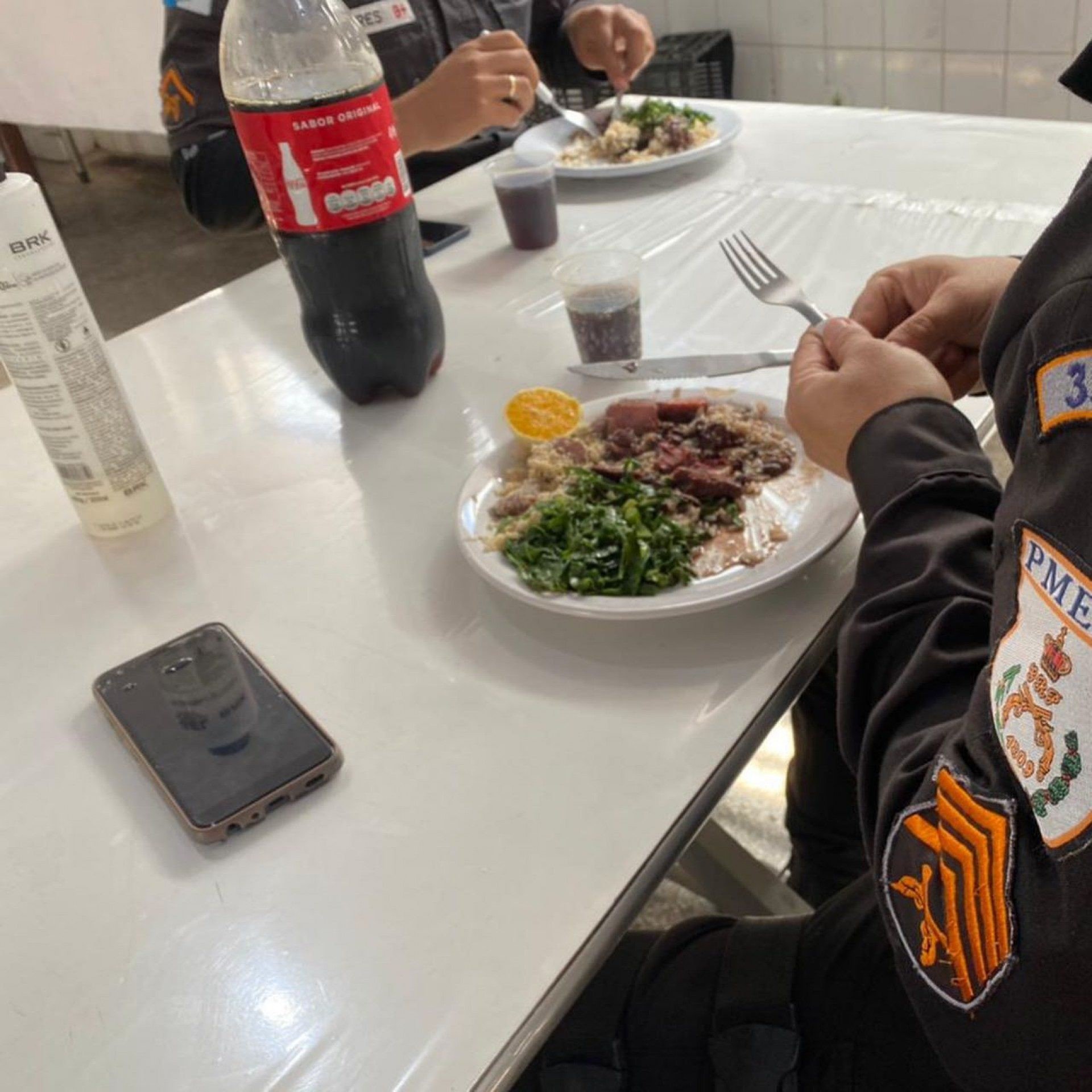 Os policiais militares de servi&ccedil;o desfrutaram de uma deliciosa feijoada no almo&ccedil;o do Dia dos Pais - Divulga&ccedil;&atilde;o / 39&ordm; BPM