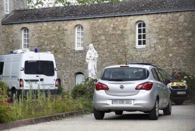 Padre é assassinado por homem que ateou fogo em catedral no oeste da França