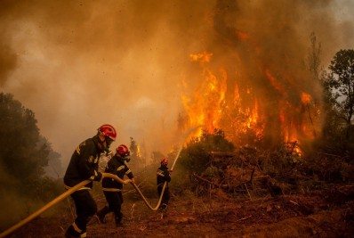 Bombeiros lutam contra incêndio na Grécia pelo sétimo dia