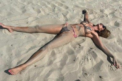 Luciana Gimenez se esparrama na areia: 'Férias chegaram ao fim'