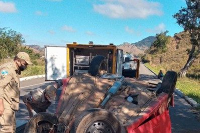 Motorista morre após carro bater contra árvore em Retiro do Muriaé