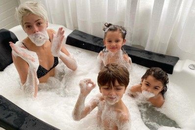Agatha Moreira mostra farra na banheira com sobrinhos de Rodrigo Simas