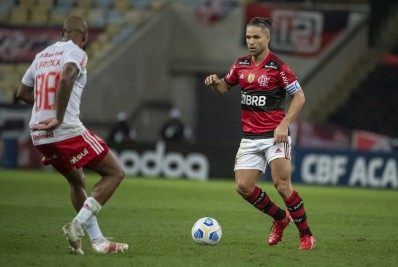 Após sofrer goleada, Diego Ribas manda recado à torcida do Flamengo