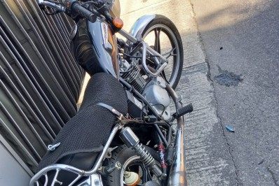 Jovem fica ferido após colidir com BRT em conversão proibida na Zona Oeste