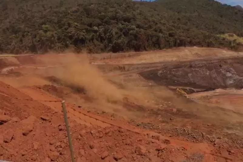 Veículos ficam soterrados após desmoronamento de talude em cidade vizinha a Brumadinho 