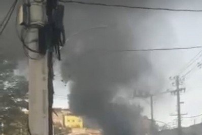 Criminosos ateiam fogo em ônibus e bloqueiam via em Costa Barros