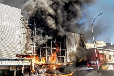 Vídeo: incêndio destrói loja no calçadão de Campo Grande