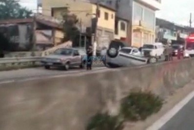 Carro capota em Inoã