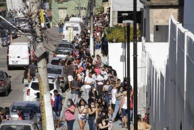 Duque de Caxias registra grandes filas para vacinação contra a covid-19