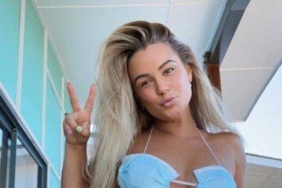 Influenciadora digital causa polêmica ao posar com biquíni feito de máscaras