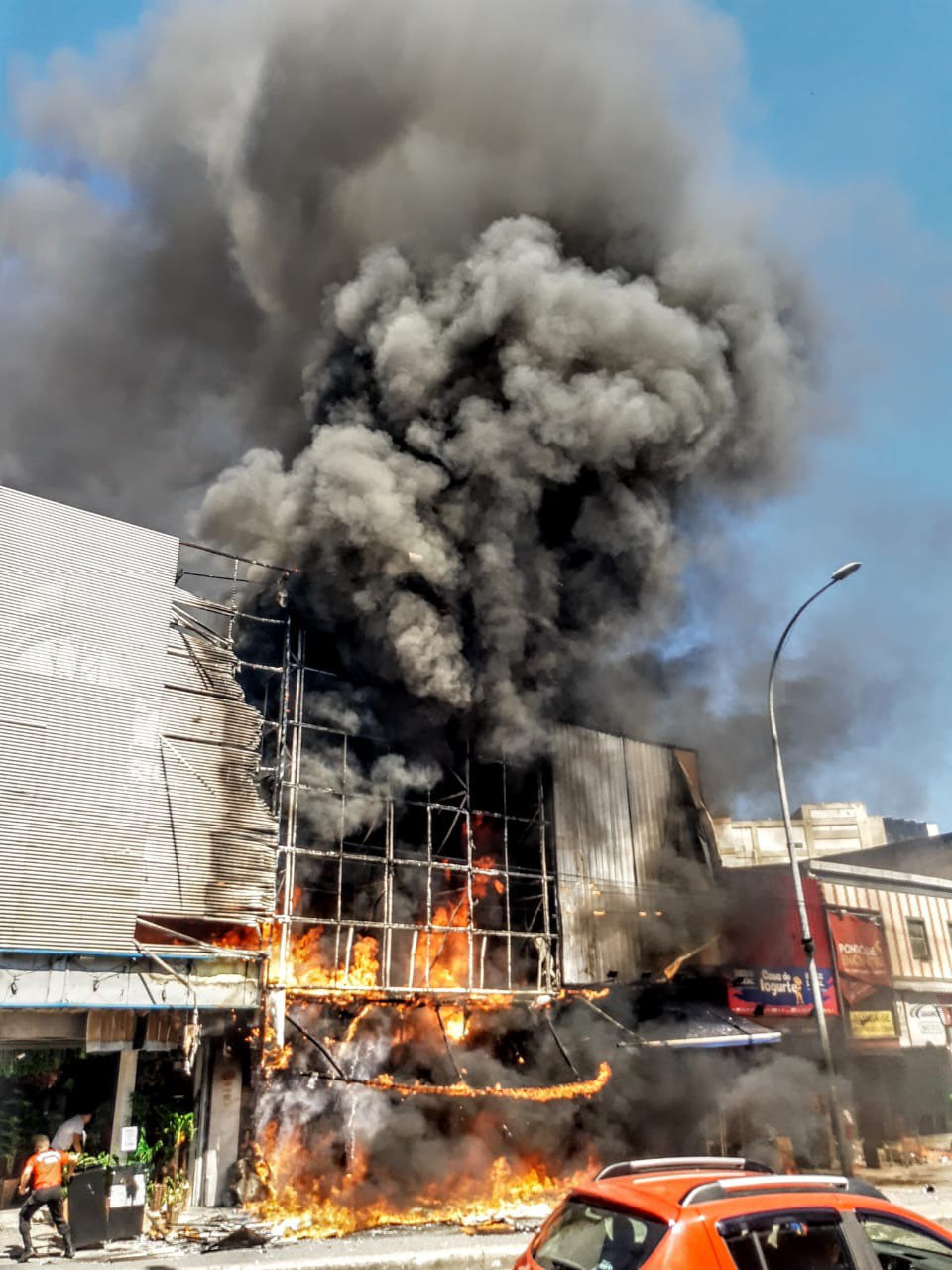 Vídeo: incêndio destrói loja no calçadão de Campo Grande
