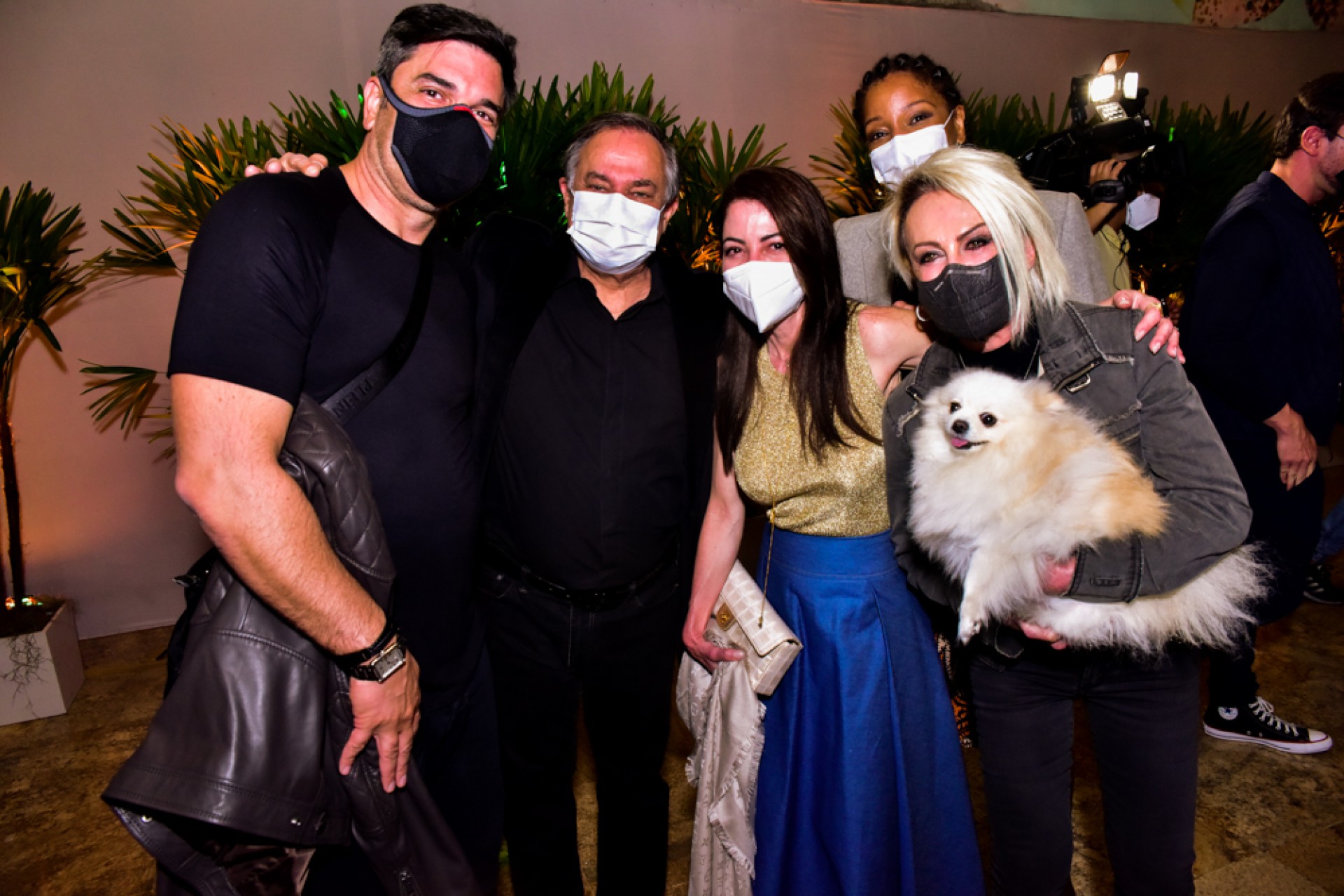 Ana Maria Braga re&uacute;ne famosos em exposi&ccedil;&atilde;o