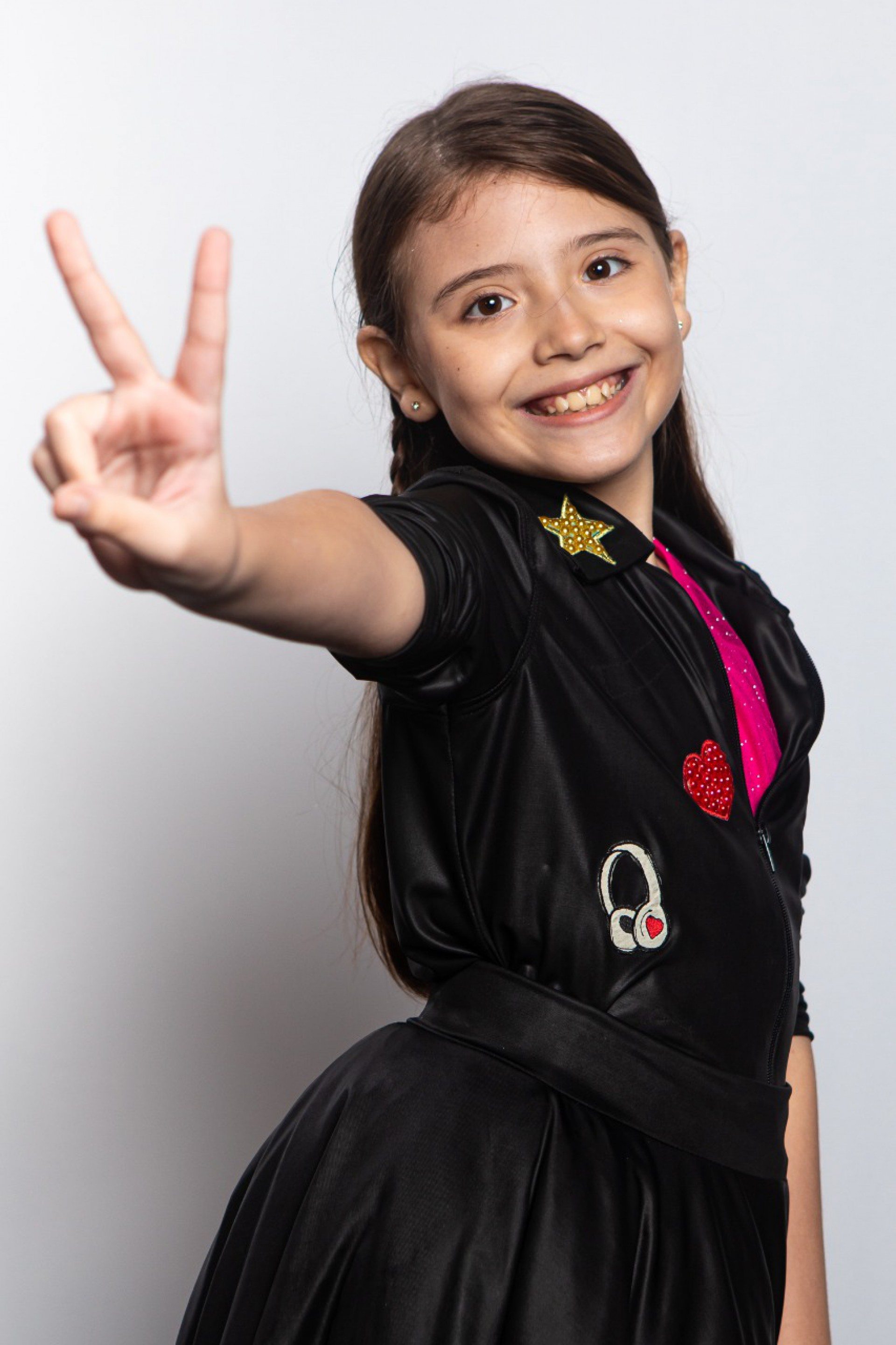 Sofia Farah se destaca em apresentação e passa de fase no "The Voice Kids"