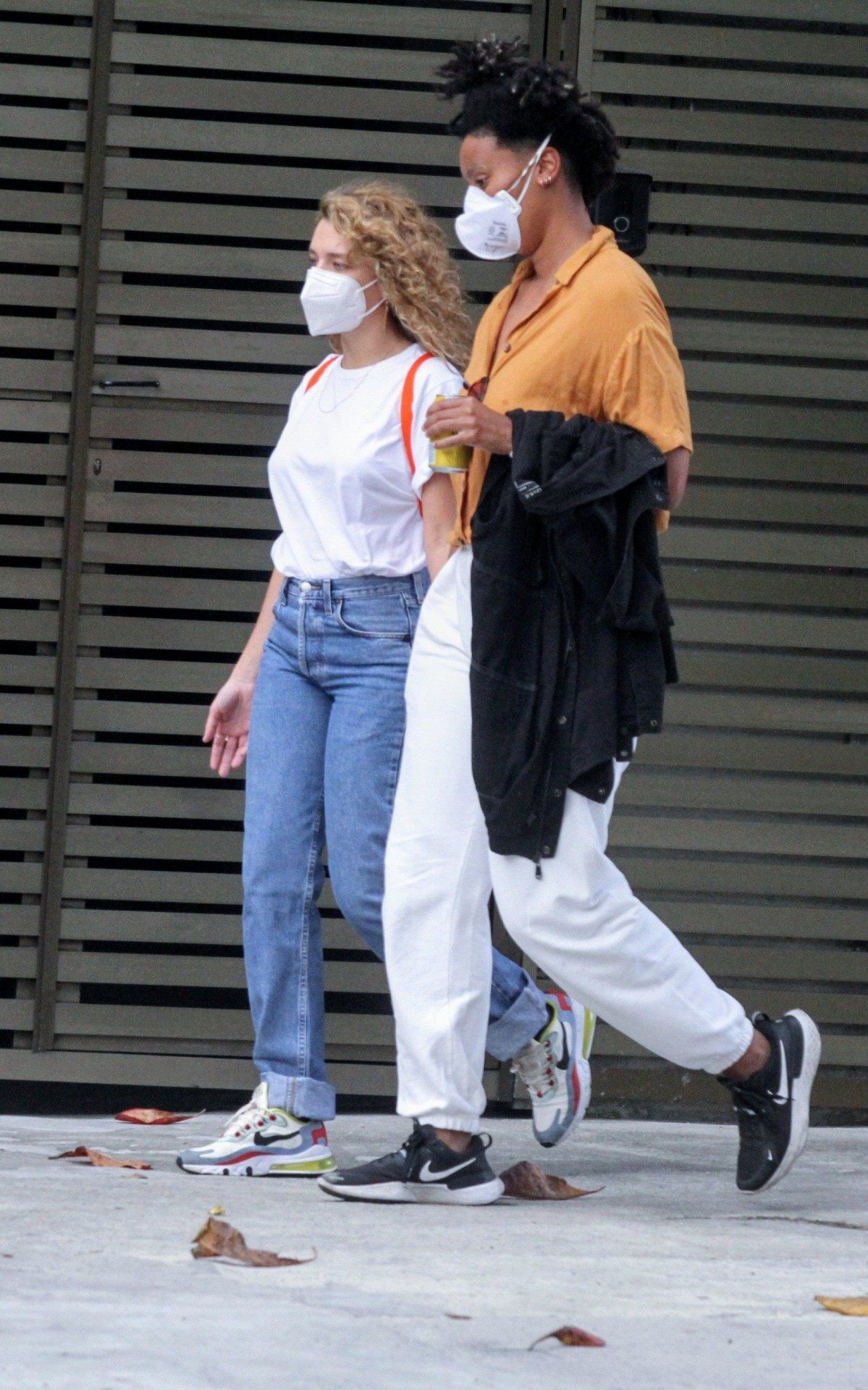 Bruna Linzmeyer passeia de m&atilde;os dadas com a namorada na G&aacute;vea, na Zona Sul do Rio, na manh&atilde; desta ter&ccedil;a-feira