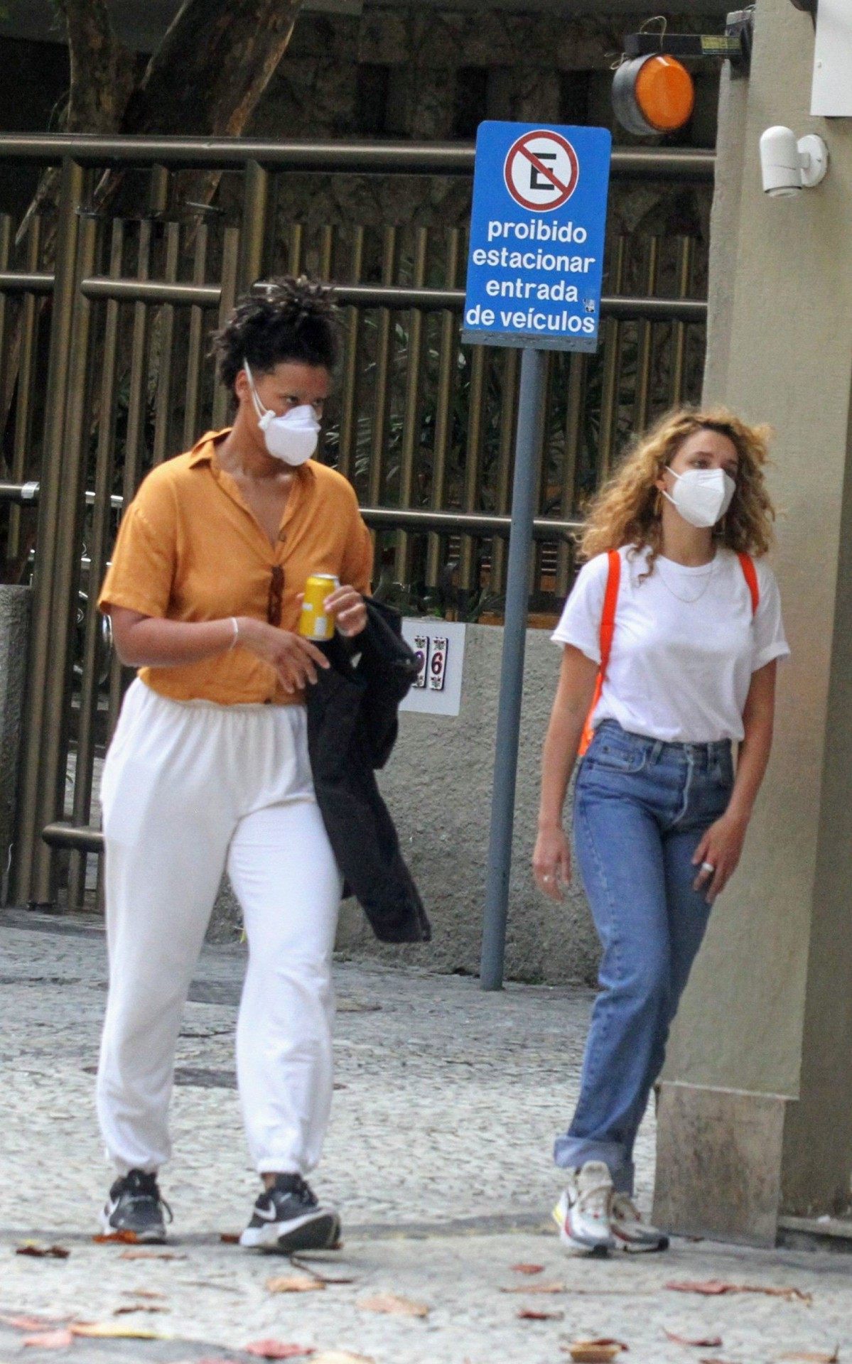 Bruna Linzmeyer passeia de m&atilde;os dadas com a namorada na G&aacute;vea, na Zona Sul do Rio, na manh&atilde; desta ter&ccedil;a-feira