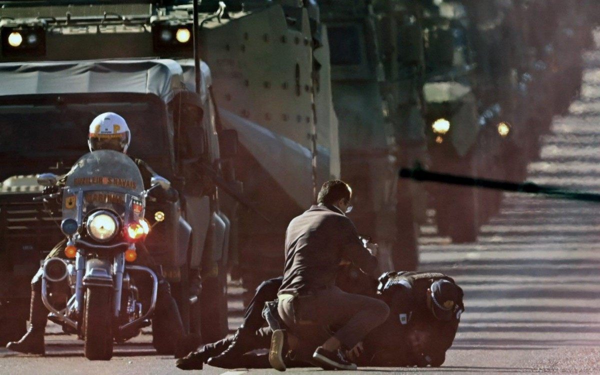 Homem &eacute; preso durante desfile de carros blindados militares