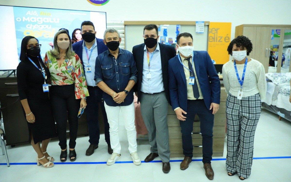 O prefeito, Dr. Jo&atilde;o, e a secret&aacute;ria de Trabalho e Renda, Ana Meriti, na inaugura&ccedil;&atilde;o do Magalu Grande Rio