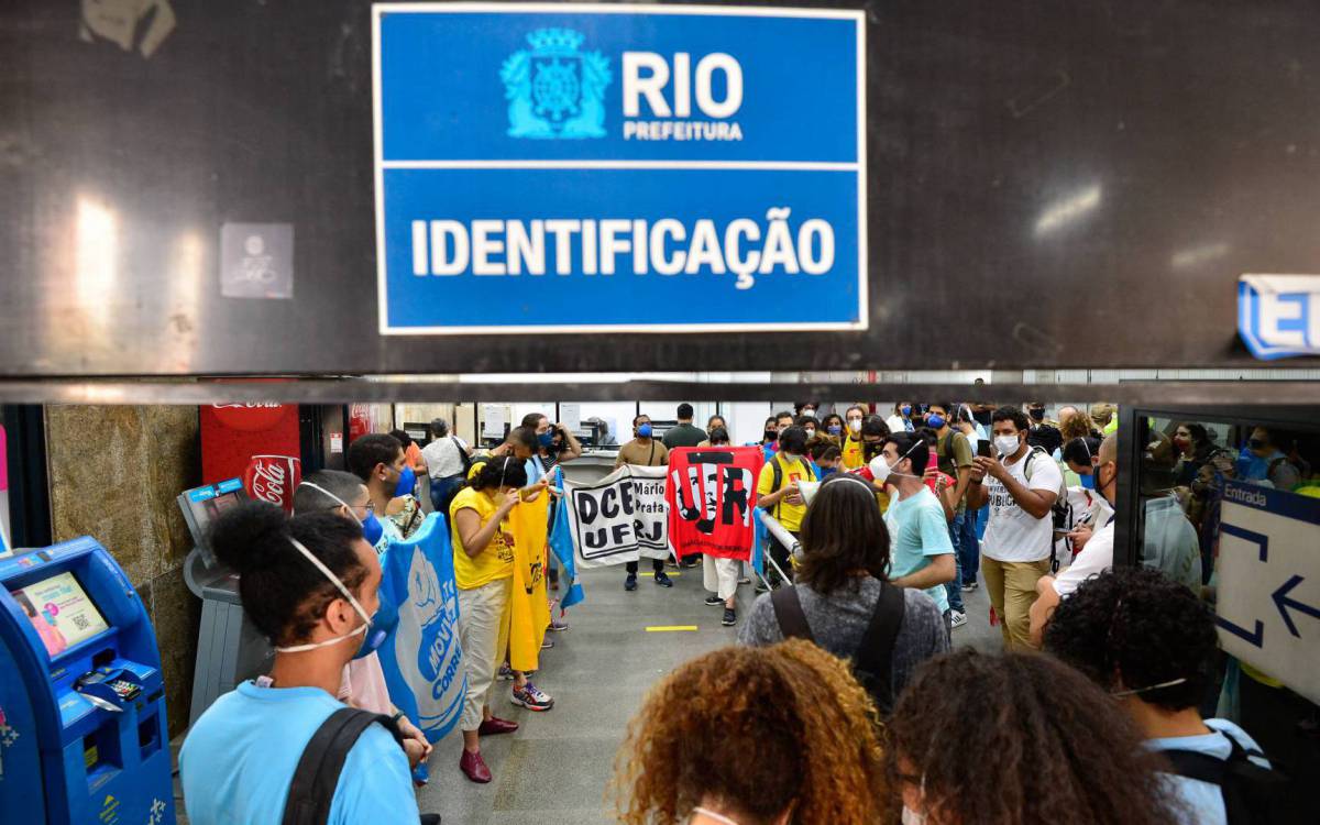Rio de Janeiro (RJ),09.08.2021 - CIDADE/ MANIFESTACAO / RIO DE JANEIRO - Manifestação de estudantes na sede da prefeitura do Rio por passe livre. Foto: Fabio Costa/ Agencia O Dia
