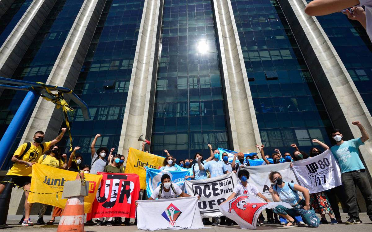Rio de Janeiro (RJ),09.08.2021 - CIDADE/ MANIFESTACAO / RIO DE JANEIRO - Manifestação de estudantes na sede da prefeitura do Rio por passe livre. Foto: Fabio Costa/ Agencia O Dia