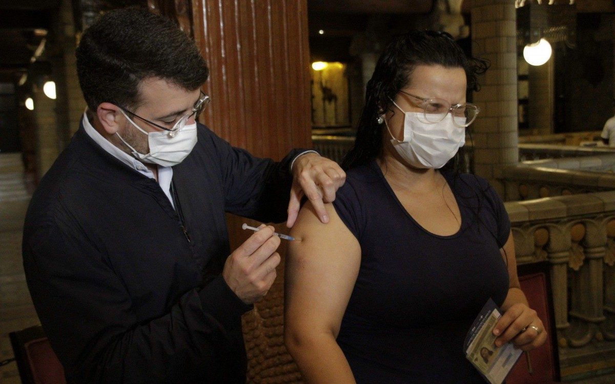 Secretario Municipal de Saude no PV do Teatro Municipal, nesta terça (10), na foto Daniel Soranz e Joyce Rodrigues. - Marcos Porto/Agencia O Dia