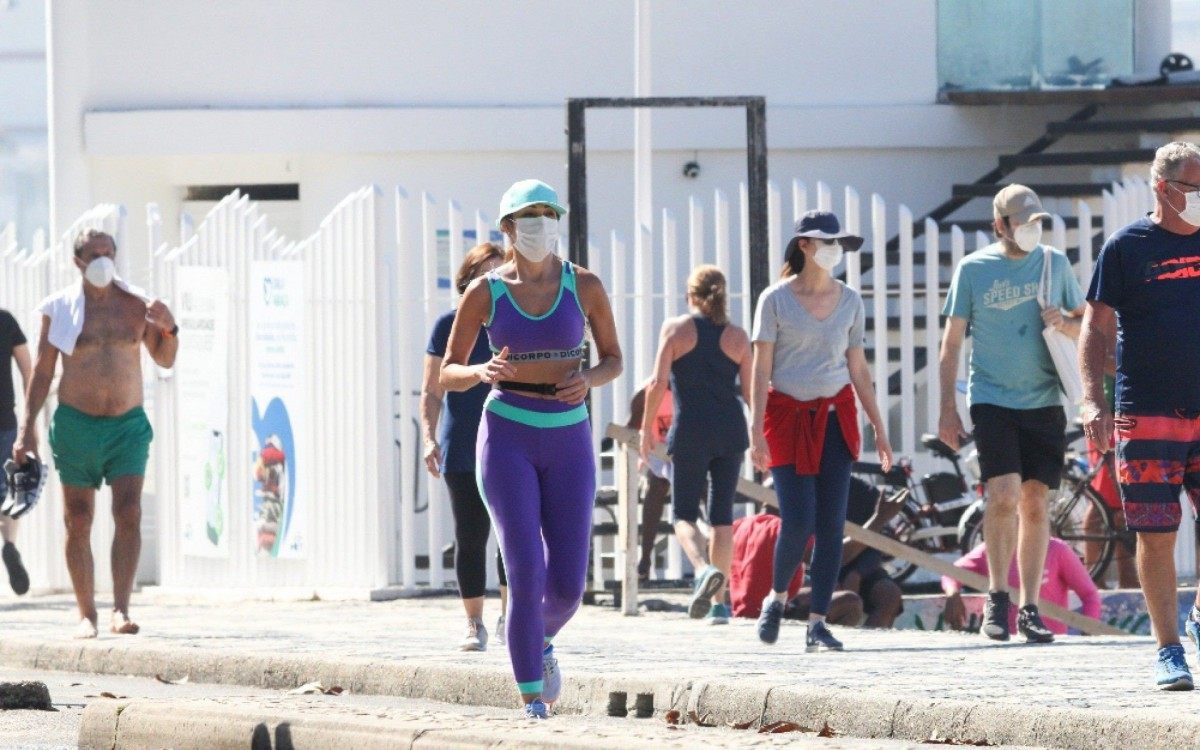 Patr&iacute;cia Poeta corre na orla da Zona Sul do Rio, na manh&atilde; desta ter&ccedil;a-feira, acompanhada por seu personal trainer