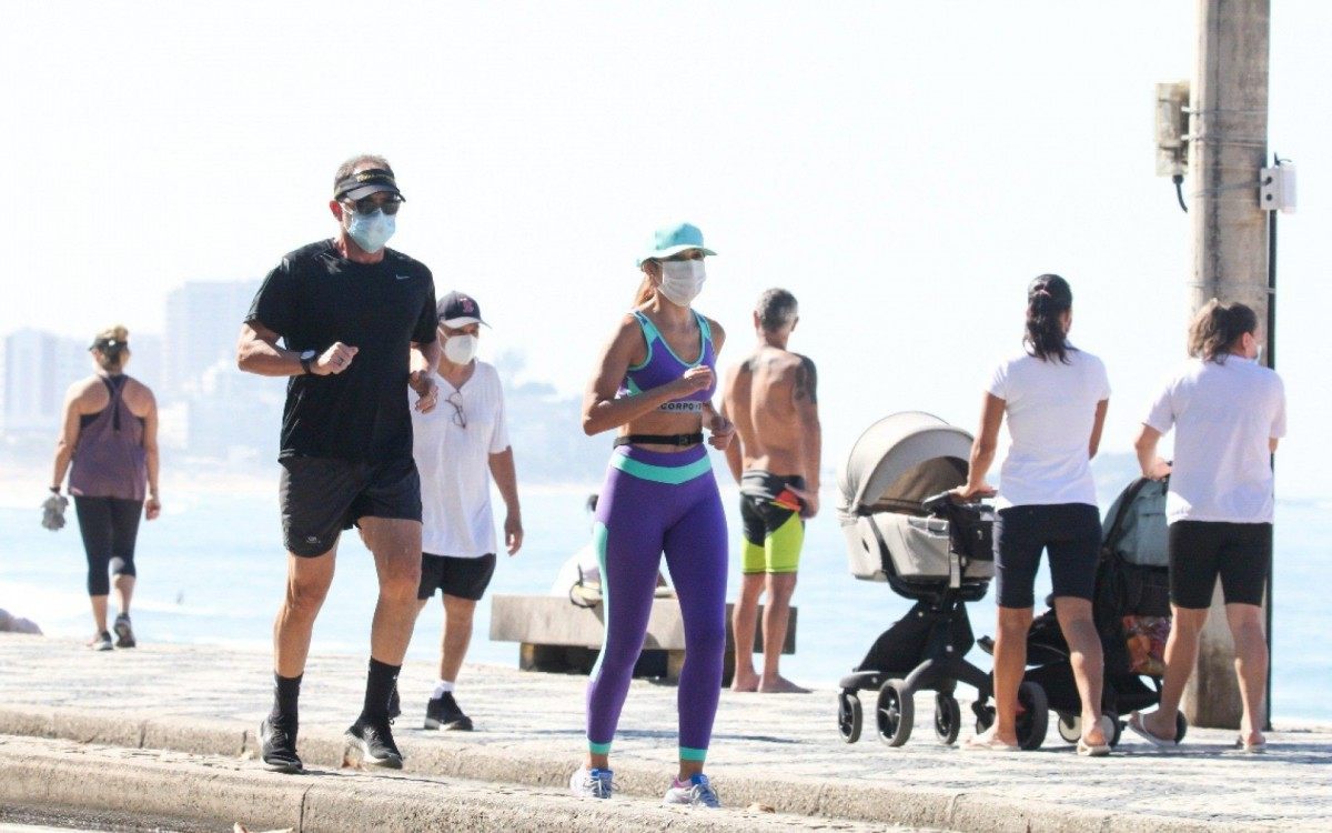 Patr&iacute;cia Poeta corre na orla da Zona Sul do Rio, na manh&atilde; desta ter&ccedil;a-feira, acompanhada por seu personal trainer