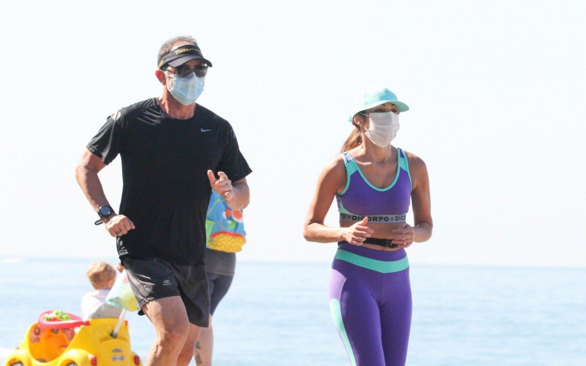 Patr&iacute;cia Poeta corre na orla da Zona Sul do Rio, na manh&atilde; desta ter&ccedil;a-feira, acompanhada por seu personal trainer