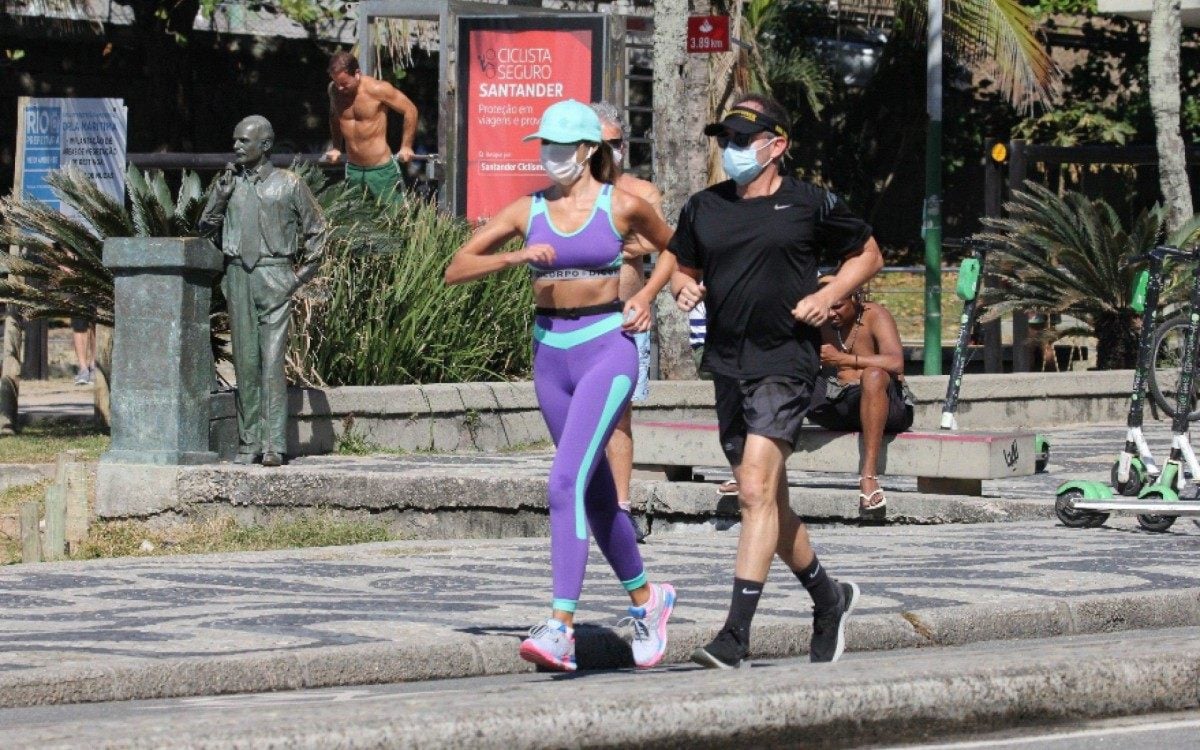 Patrícia Poeta corre na orla da Zona Sul do Rio, na manhã desta terça-feira, acompanhada por seu personal trainer - Ag. News