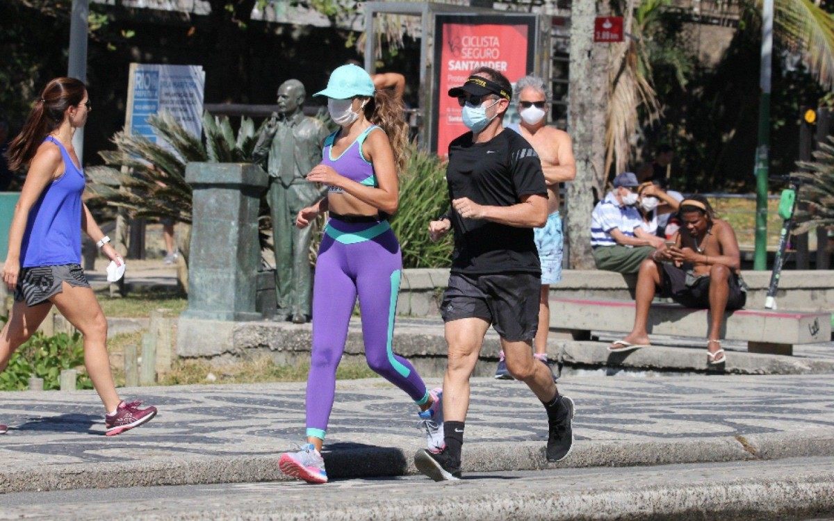 Patr&iacute;cia Poeta corre na orla da Zona Sul do Rio, na manh&atilde; desta ter&ccedil;a-feira, acompanhada por seu personal trainer
