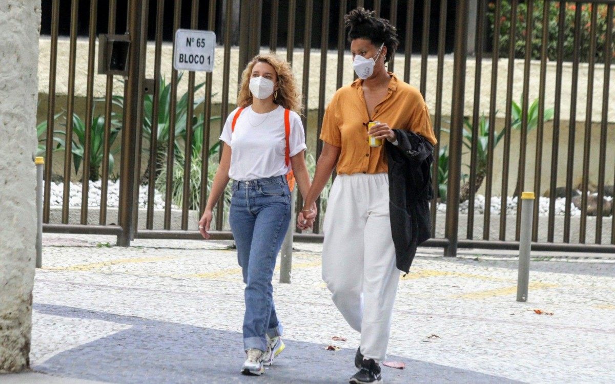 Bruna Linzmeyer passeia de mãos dadas com a namorada na Gávea, na Zona Sul do Rio, na manhã desta terça-feira - Ag. News