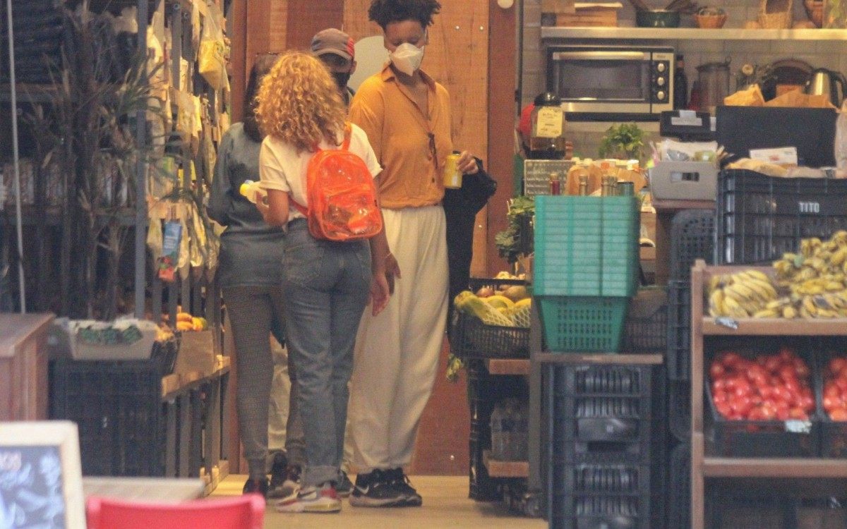 Bruna Linzmeyer passeia de m&atilde;os dadas com a namorada na G&aacute;vea, na Zona Sul do Rio, na manh&atilde; desta ter&ccedil;a-feira