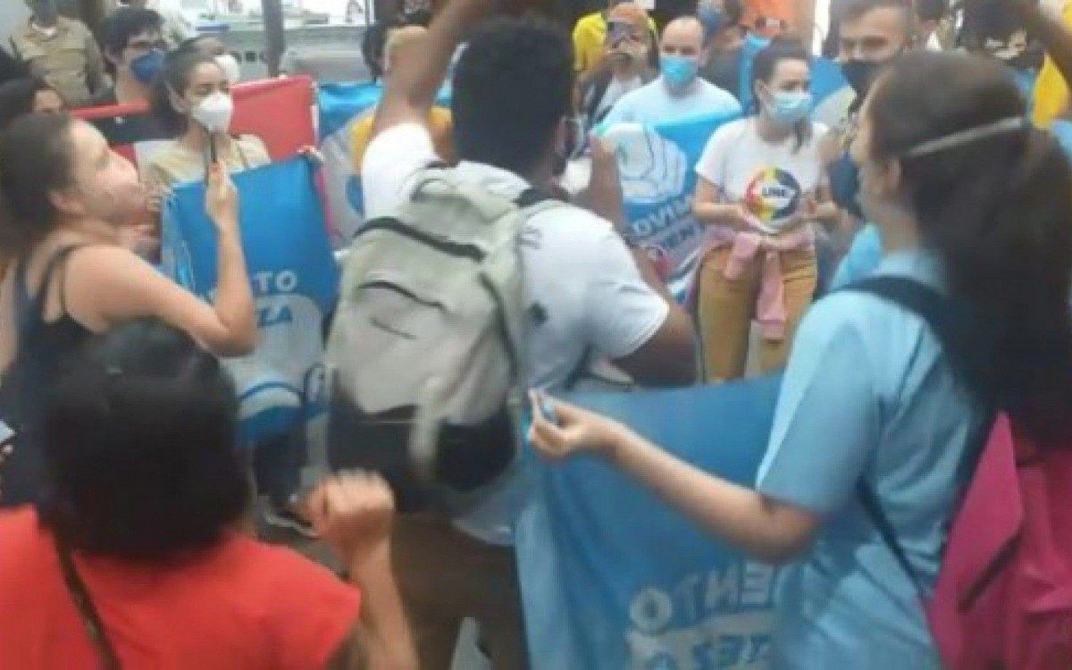 Manifestação é realizada na prefeitura por estudantes universitários e secundaristas - Reprodução