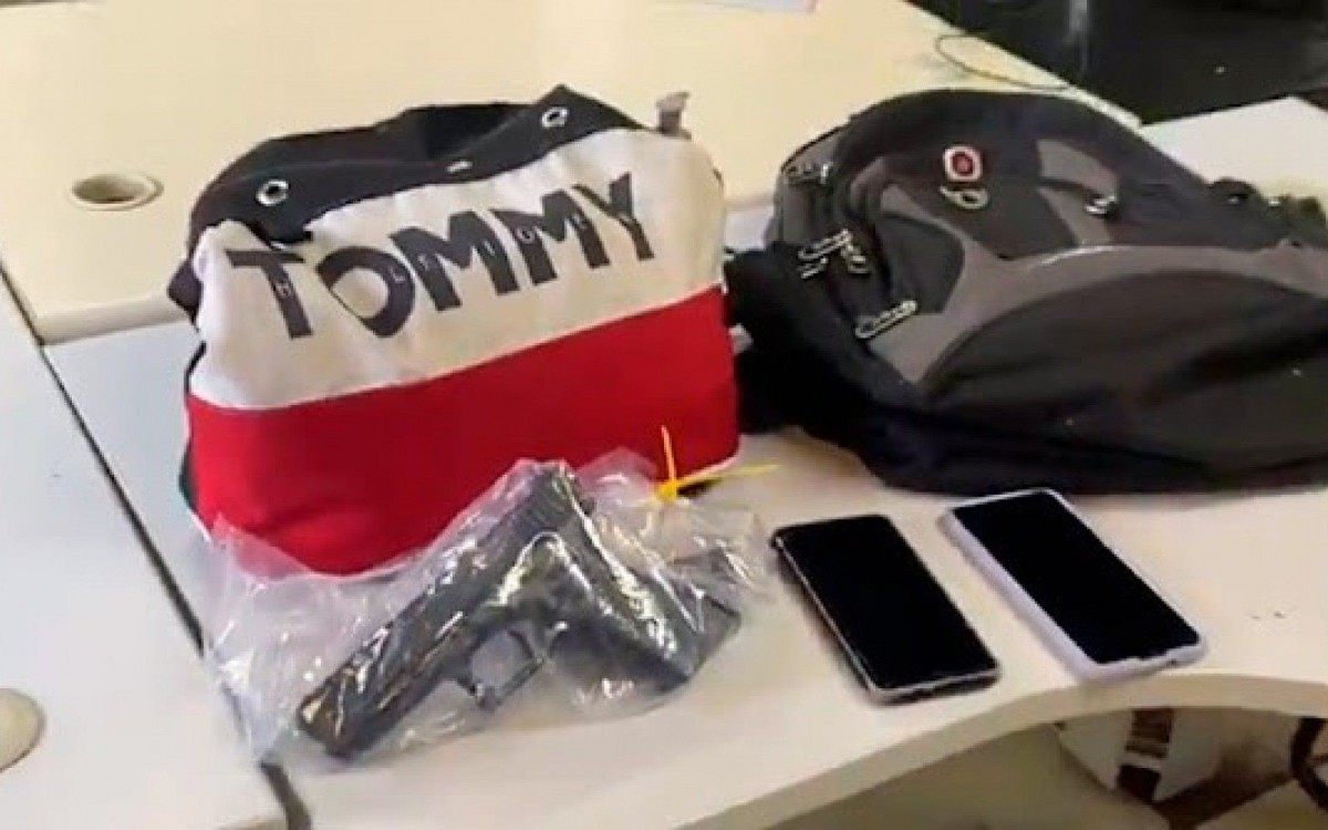 Al&eacute;m da r&eacute;plica de pistola, foram recuperados dois aparelhos celulares