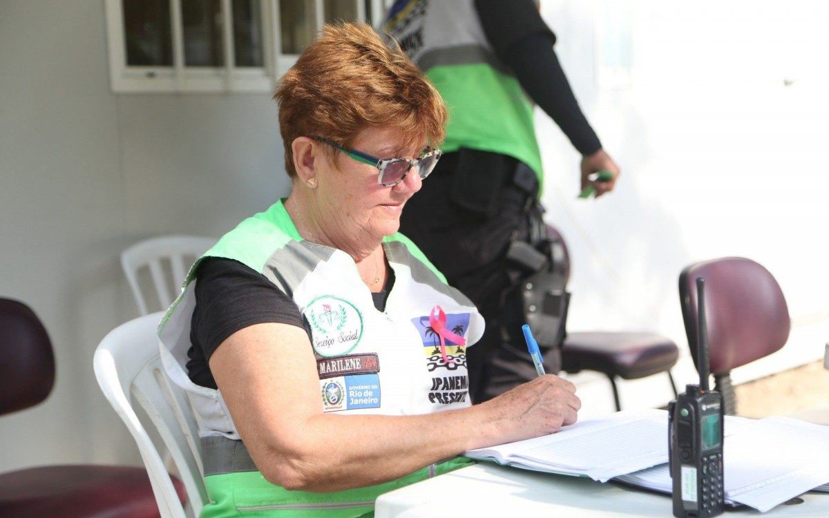 Cartazes de desaparecidos s&atilde;o compartilhados entre os policiais do programa