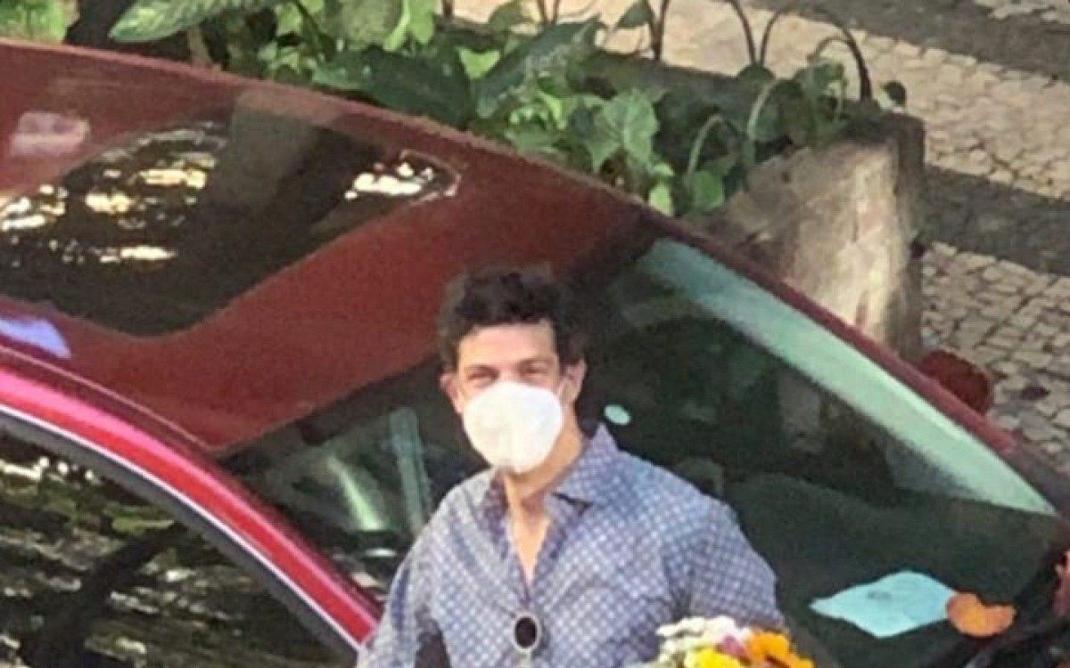 Mateus Solano busca Paula Braun no hospital com buqu&ecirc; de flores