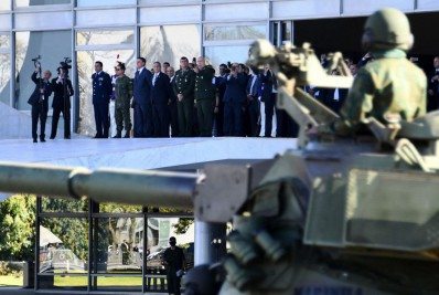 Desfile de blindados militares em Brasília vira meme nas redes sociais